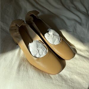 Everlane Leather Day Heel in size 6 light taupe NWT